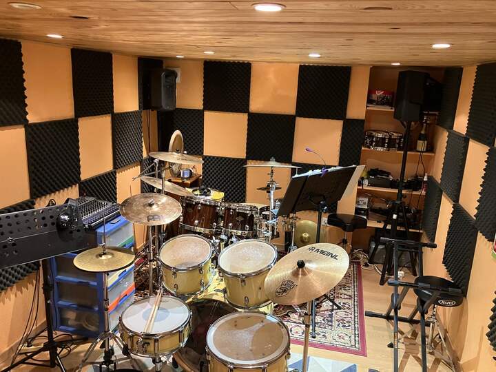 Le studio — vue d'ensemble : batterie et traitement acoustique