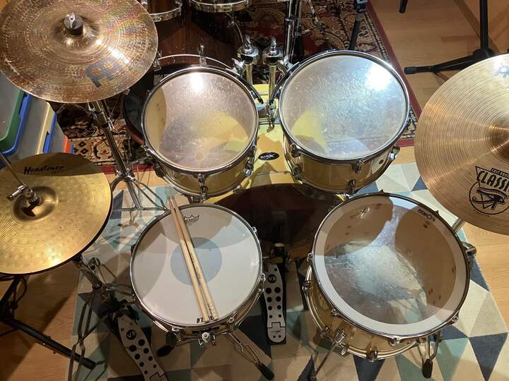 Le studio — la batterie vue de dessus, fûts et cymbales