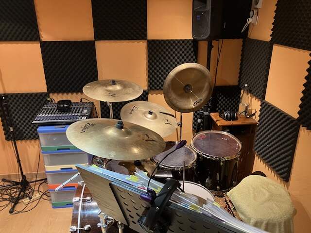 Le studio — la batterie et le poste de jeu